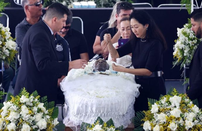 Ausência de Campeões marca funeral de pelé; Neymar troca despedida por pagode