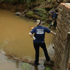 Homem é encontrado morto em rio com facadas no rosto, na cabeça e no pescoço