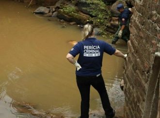 Homem é encontrado morto em rio com facadas no rosto, na cabeça e no pescoço