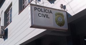 Criança é encontrada em motel, após mãe dormir em calçada sob sol de 36ºC