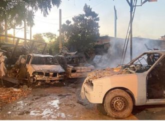 Incêndio destrói borracharia e danifica quatro carros em Canoas