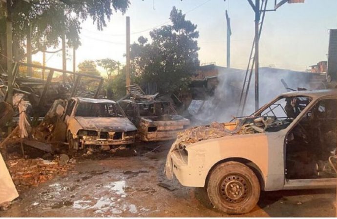 Incêndio destrói borracharia e danifica quatro carros em Canoas