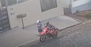 Tarado tenta passar a mão na bunda de pedestre e cai da moto