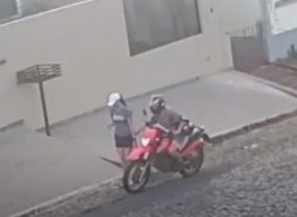 Tarado tenta passar a mão na bunda de pedestre e cai da moto