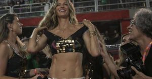 Gisele Bündchen ganha R$ 57 mil por minuto em camarote na Sapucaí, diz jornal