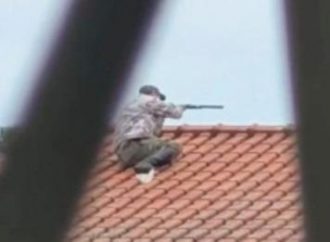 VÍDEO: Vestido de ‘franco atirador’, homem atira do telhado e morre em confronto com a polícia