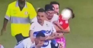 Torcedor do Inter que invadiu campo com filha no colo diz que cometeu agressões para proteger a criança