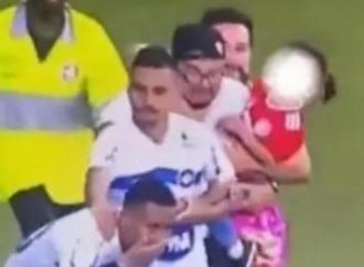 Torcedor do Inter que invadiu campo com filha no colo diz que cometeu agressões para proteger a criança