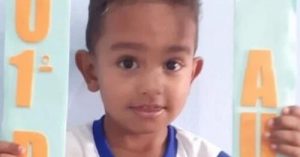 Menino de 3 anos morre após sofrer choque enquanto segurava celular