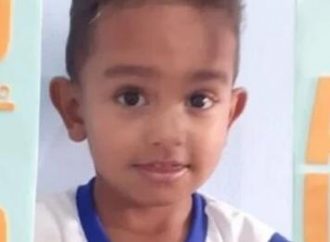 Menino de 3 anos morre após sofrer choque enquanto segurava celular