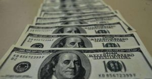 Dólar cai para R$ 5 e fecha no menor valor em dez meses