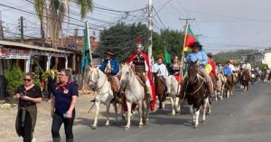 Cavalgada homenageia São Jorge na zona sul de Porto Alegre