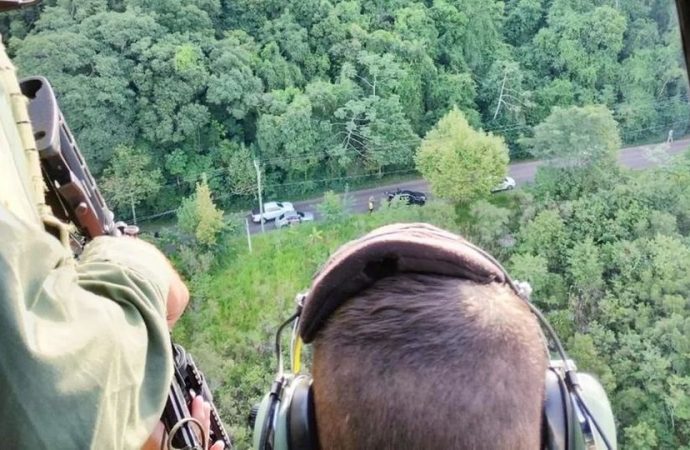 Helicóptero da Brigada Militar auxilia nas buscas e prisões de criminosos no Vale do Rio dos Sinos