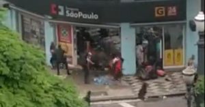 Lojas restringem acesso após saques na região da Cracolândia; vídeo mostra ação