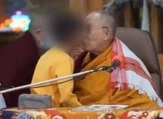 Xuxa chama Dalai Lama de ‘nojento’ e ‘monstro’ após pedir a menino que chupasse sua língua