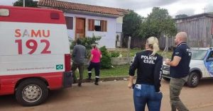 Mulher é encontrada sem vida e criança trancada em casa