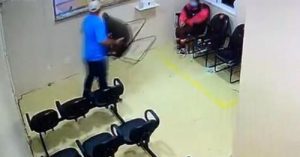 VEJA VÍDEO: Homem se enfurece, pega cadeira e quebra vidro de balcão de hospital