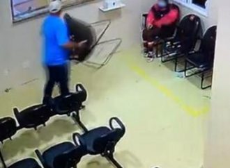 VEJA VÍDEO: Homem se enfurece, pega cadeira e quebra vidro de balcão de hospital
