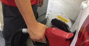 Entenda por que o preço da gasolina não caiu, mas pode subir