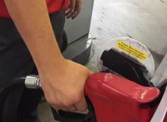 Entenda por que o preço da gasolina não caiu, mas pode subir