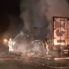 Caminhão baú pega fogo na freeway, em Santo Antônio da Patrulha