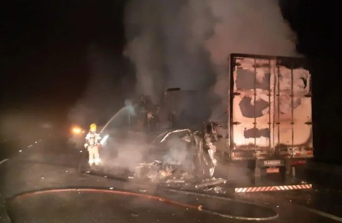 Caminhão baú pega fogo na freeway, em Santo Antônio da Patrulha