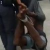 Homem negro é amarrado pelos pés e arrastado em UPA por policiais; veja o vídeo