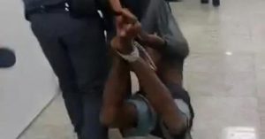 Homem negro é amarrado pelos pés e arrastado em UPA por policiais; veja o vídeo