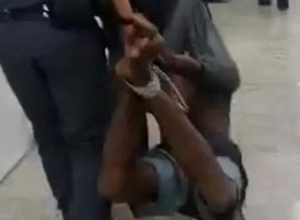 Homem negro é amarrado pelos pés e arrastado em UPA por policiais; veja o vídeo