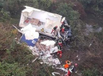 Motorista de caminhão que caiu de 12 metros de altura na RS-122 morre no hospital