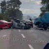 Duas pessoas morrem em acidente envolvendo três carros, uma moto e um caminhão na BR 116