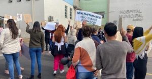 Profissionais da enfermagem realizam ato em frente ao Hospital Municipal de Novo Hamburgo