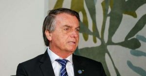 Bolsonaro alega que precisa sustentar sua família e oferece apartamento para desbloquear conta