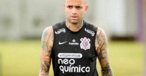 Torcedores do Corinthians invadem motel, agridem Luan e cobram rescisão