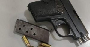 ARMA EM ESCOLA: Adolescente de 16 anos andava com pistola na cintura dentro de instituição de ensino