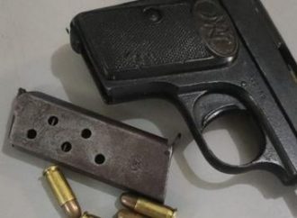 ARMA EM ESCOLA: Adolescente de 16 anos andava com pistola na cintura dentro de instituição de ensino