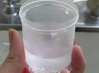 VÍDEO: Posto de saúde oferece pote de coleta de urina como copo de água em Novo Hamburgo