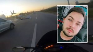 VÍDEO: Colisão com carro faz motociclista que andava a 200km/h ser arremessado em rodovia