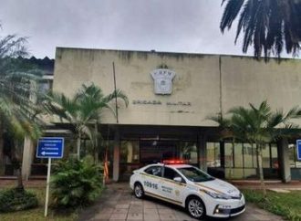 Brigada Militar tenta localizar criminoso que fugiu após roubar viatura no Centro de Porto Alegre