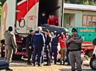 VÍDEO: Caminhão frigorífico recolhe corpos de vítimas de enchentes em Muçum e Roca Sales
