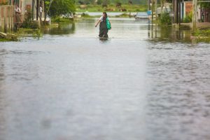 Enchente isola moradores de bairro de Alvorada em casa há quase uma semana