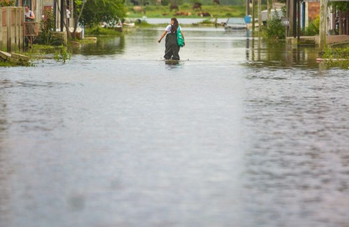 Enchente isola moradores de bairro de Alvorada em casa há quase uma semana