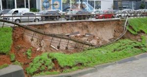 Mais um trecho da ciclovia da Avenida Ipiranga desaba em dia de chuva