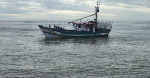 Pescador morre após queda de barco pesqueiro em alto-mar