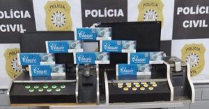 Dono de bar é preso; máquinas caça-níqueis e cigarros contrabandeados foram encontrados no estabelecimento