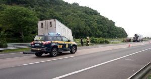 Colisão entre dois caminhões provoca uma morte na Freeway em Osório