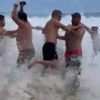 VÍDEO: Onda gigante invade praia e arrasta banhistas