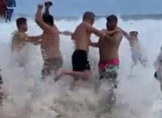 VÍDEO: Onda gigante invade praia e arrasta banhistas