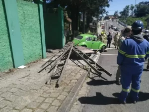 Veja momento em que idoso é ejetado de Fusca e morre em Curitiba; vídeo