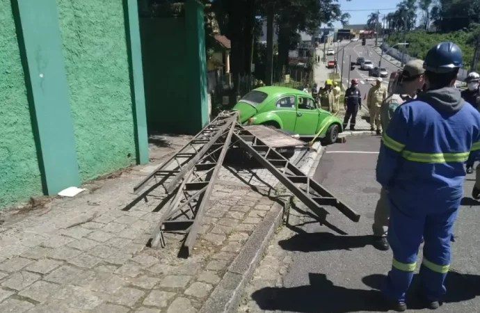 Veja momento em que idoso é ejetado de Fusca e morre em Curitiba; vídeo